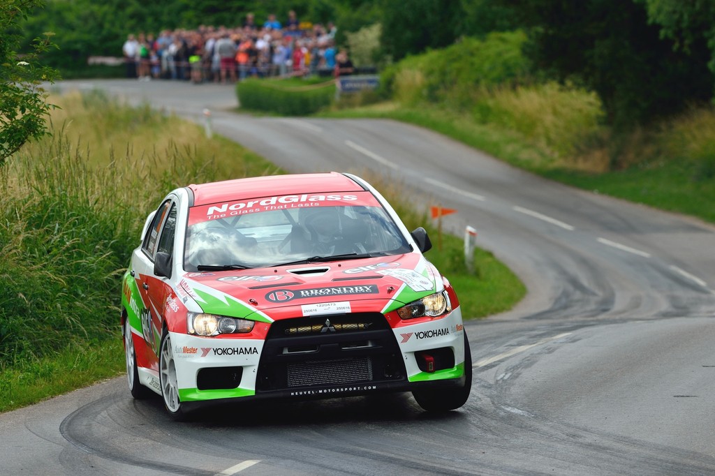 Mange tilskuere var taget til rally på Vestsjælland, hvor de kunne se Steen Andersen og Iben Louring køre deres Mitsubishi Lancer Evo X ind på tredjepladsen i klassen for de hurtigste biler.
(Foto: Michael Eisenberg)